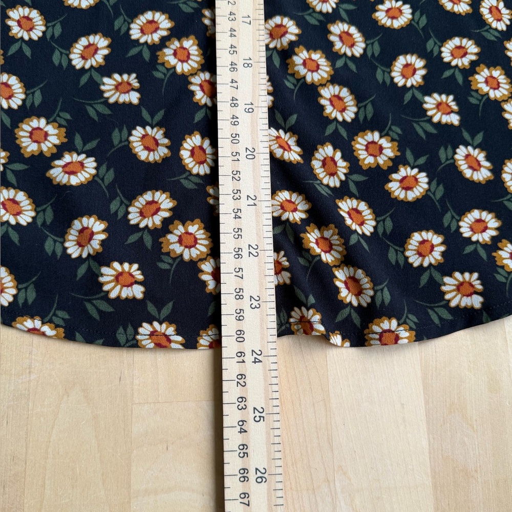 Van Heusen Floral Blouse XS Black Daisy Split Neck 3/4 Sleeve Mixed Media Flaw - Picture 7 of 10